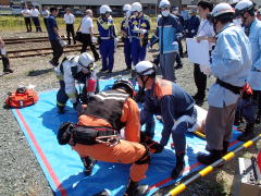 連携し要救助者を搬送