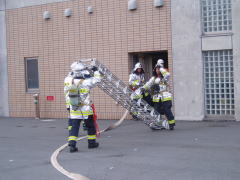 三連はしごを使用し、閉口部より屋内進入を行う