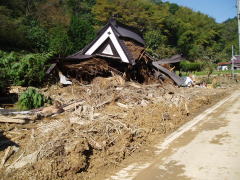 土砂に流された家屋から救出。「建物等による事故」