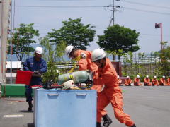 ほふく救出訓練の写真