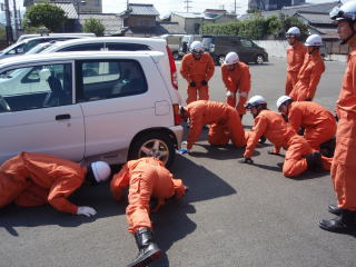 車の構造を確認する隊員